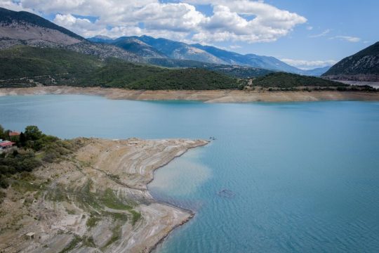 H λίμνη του Μόρνου, που υδροδοτεί την Αττική, με πολύ πεσμένη τη στάθμη του νερού